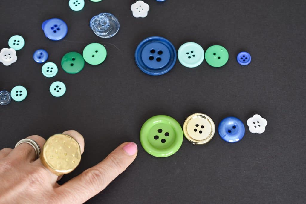 arrange buttons from large to small