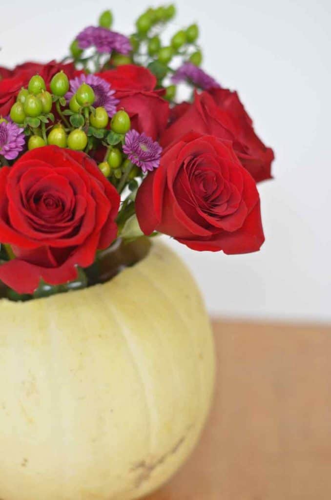 Easy and inexpensive Thanksgiving tablescape ideas.